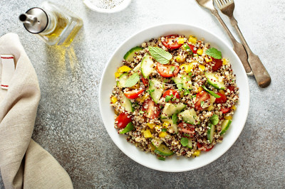Salade taboulé de quinoa frais avec tomates et concombres