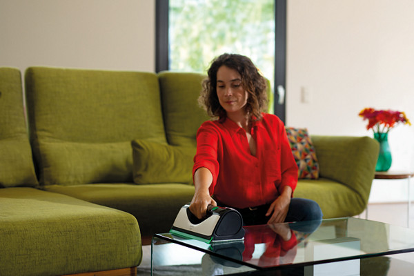 Le nettoyeur de vitres VG100 plus sur table vitrée