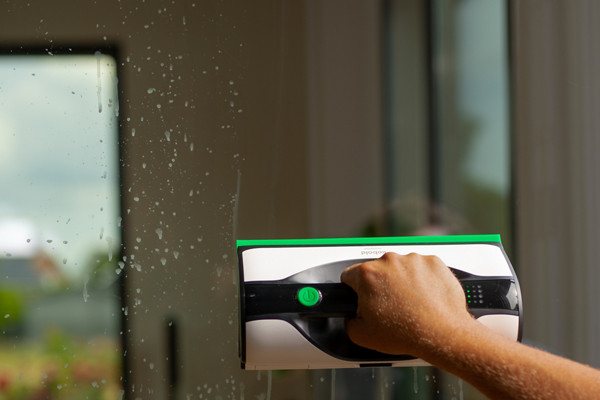 Le nettoyeur multisurfaces VG100 plus sur vitre mouillée
