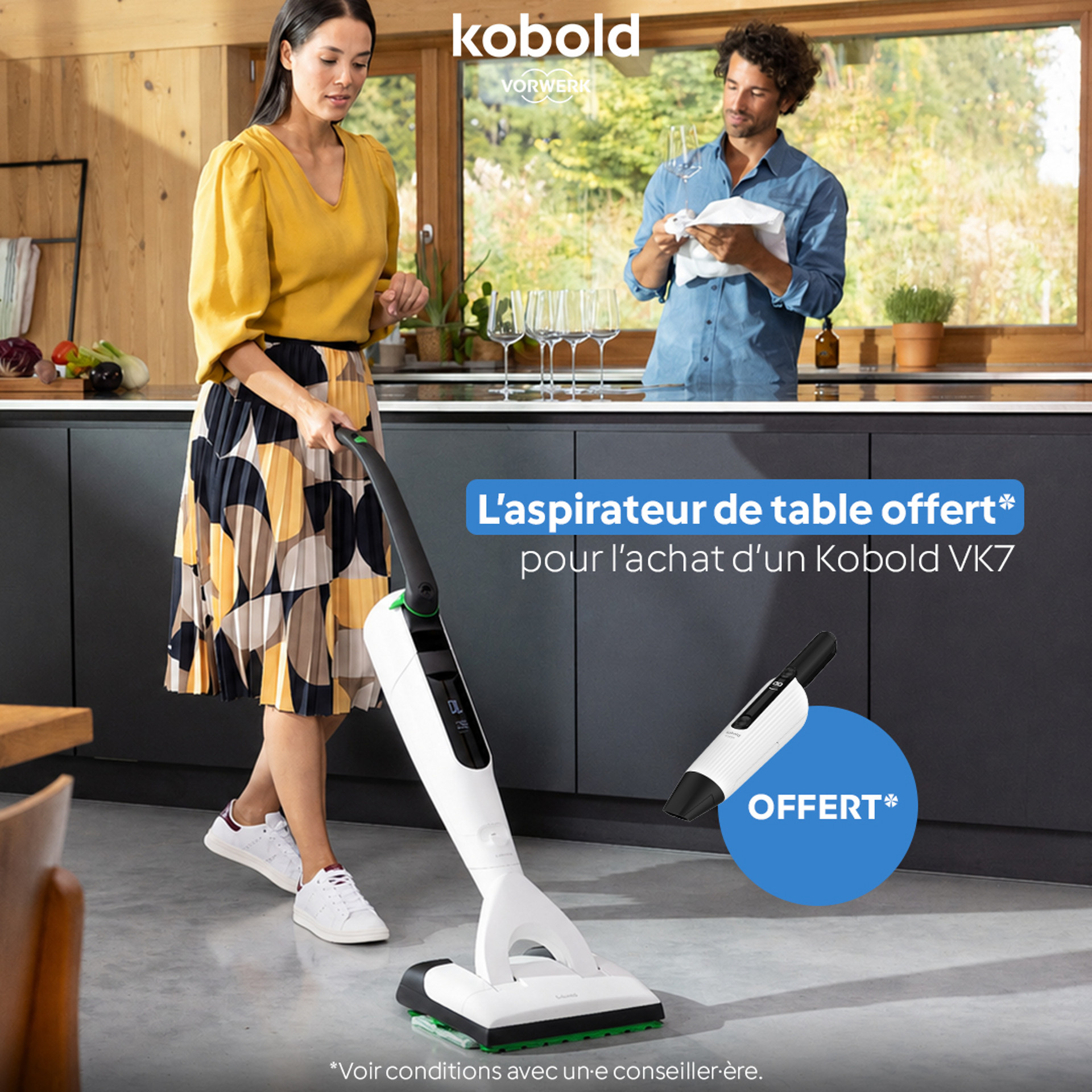 Femme nettoyant le sol de la cuisine avec l’aspirateur laveur sans fil Kobold VK7; aspirateur de table Kobold VC100 offert.
