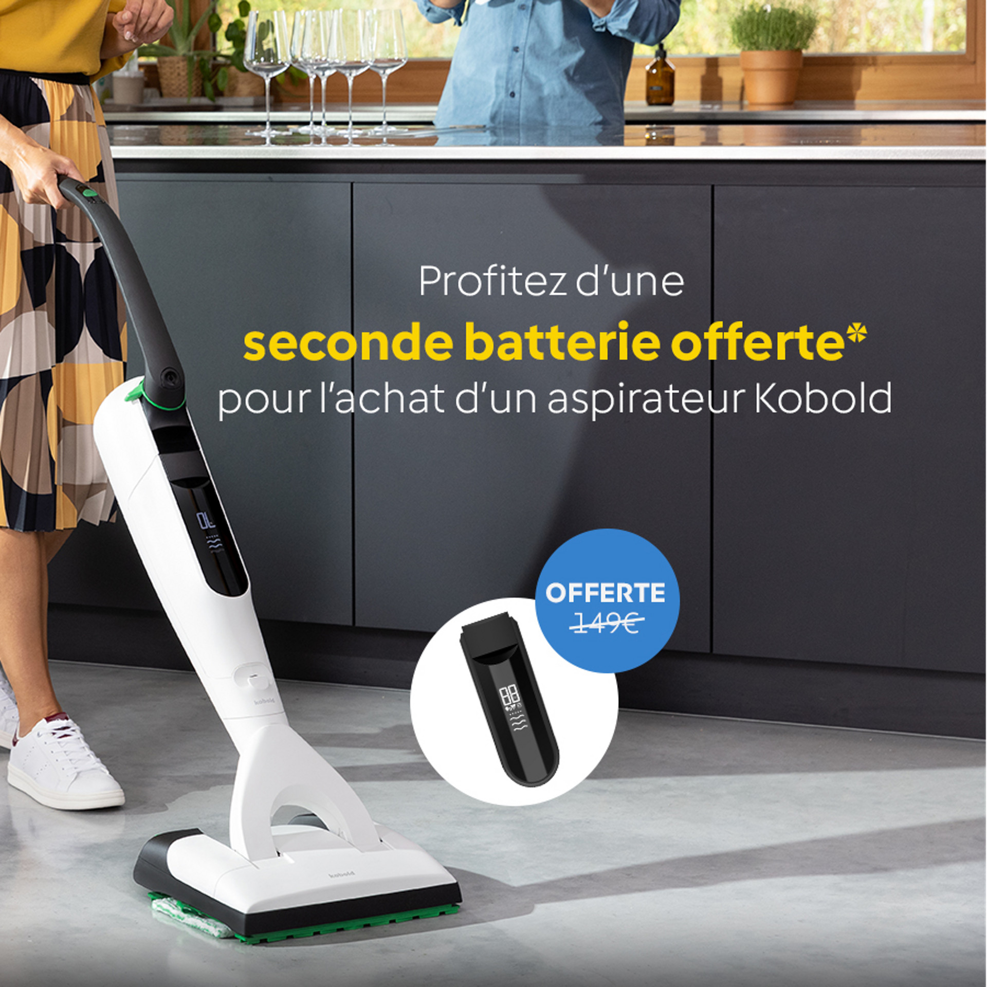 Femme nettoie le sol de la cuisine avec Aspirateur laveur sans fil Kobold VK7 avec brosse DuoSpeed SP7; offre batterie offerte affichée.