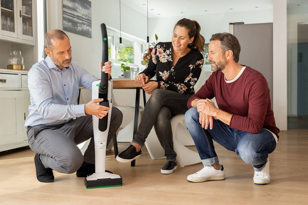 Conseiller Kobold présentant un aspirateur à des clients lors d'une démonstration