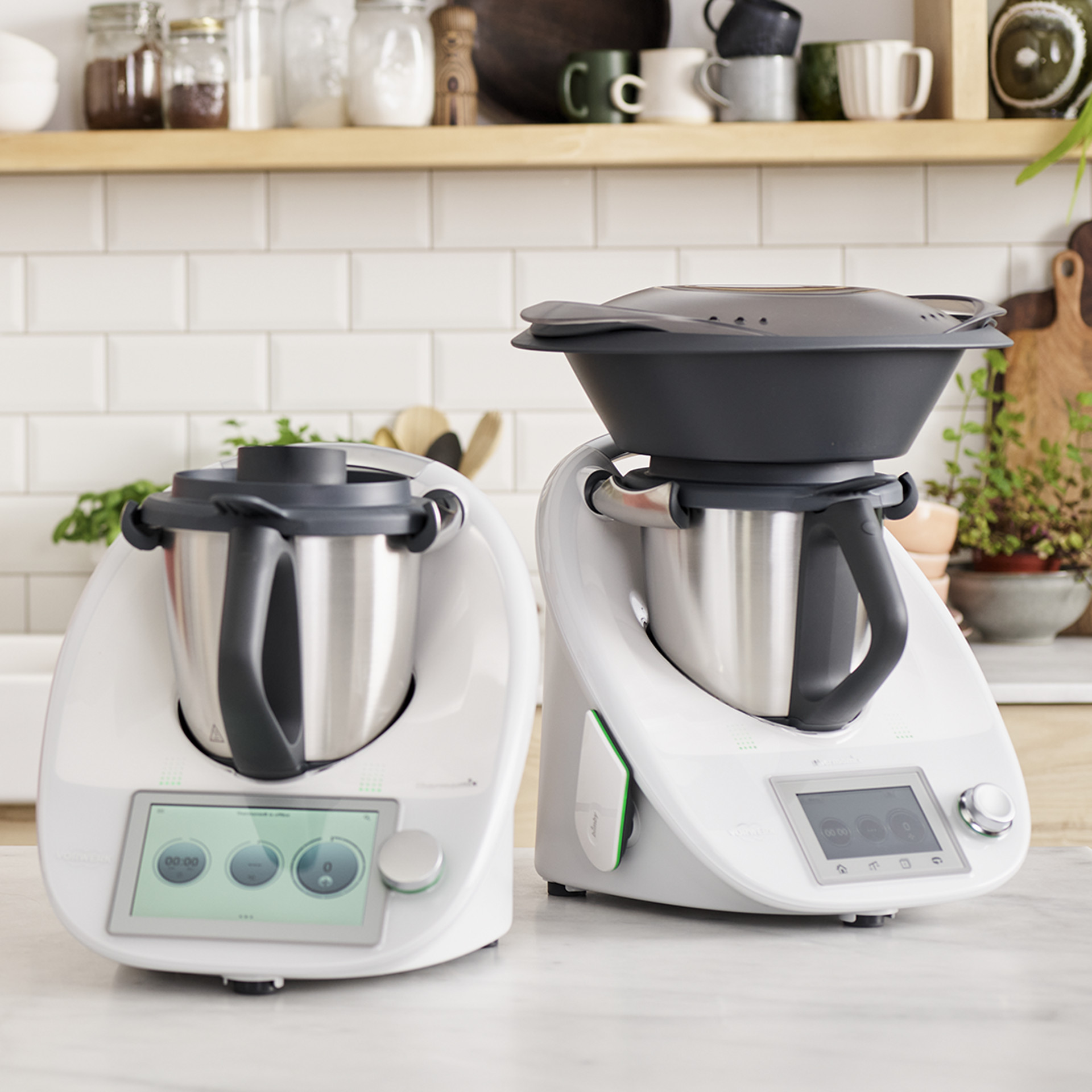 Thermomix® TM6 avec bol mélangeur et Thermomix® TM6 avec Varoma sur un plan de cuisine.