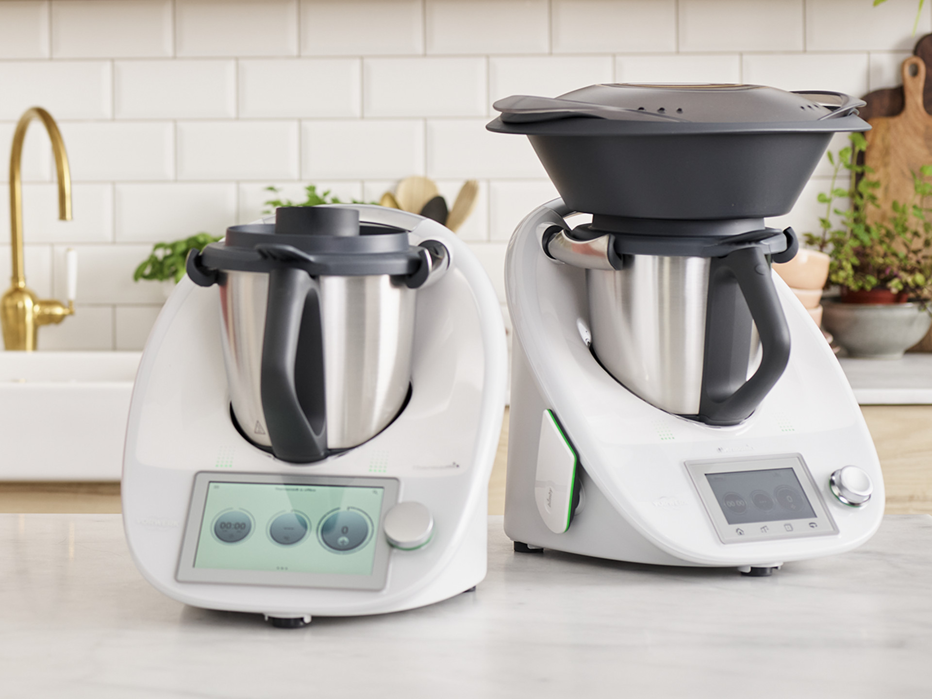 Thermomix® TM6 avec bol mélangeur et Thermomix® TM6 avec Varoma sur un plan de cuisine.