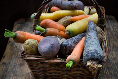 Carottes navet et betteraves dans un panier