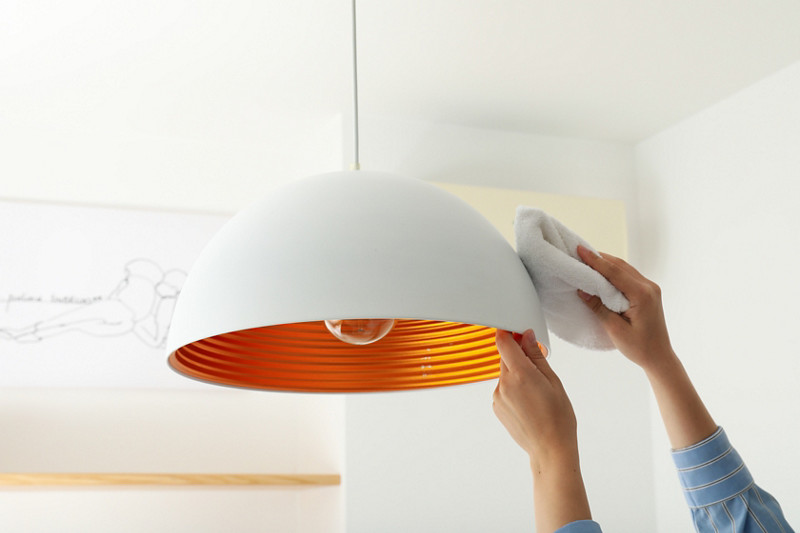 Dépoussiérer un lustre avec un chiffon