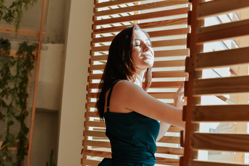 Femme ouvrant les volets 