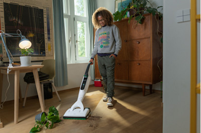 Enfant qui nettoie le parquet 