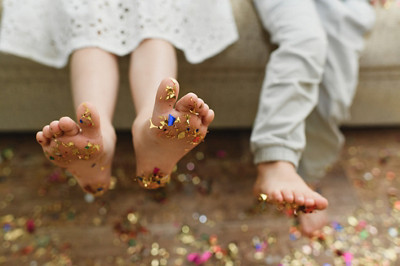 Pieds d'enfants avec des confettis 