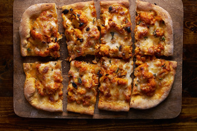 pizza végétarienne saine au chou-fleur, vue de haut en bas composition