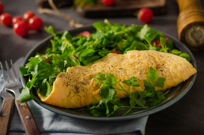 Omelette aux oeufs et salade 