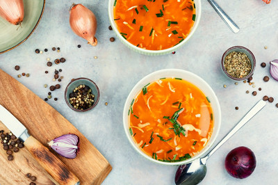 deux soupes avec des condiments autour 