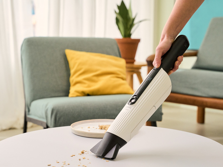 L'aspirateur de table VM7 aspire des miettes sur une table