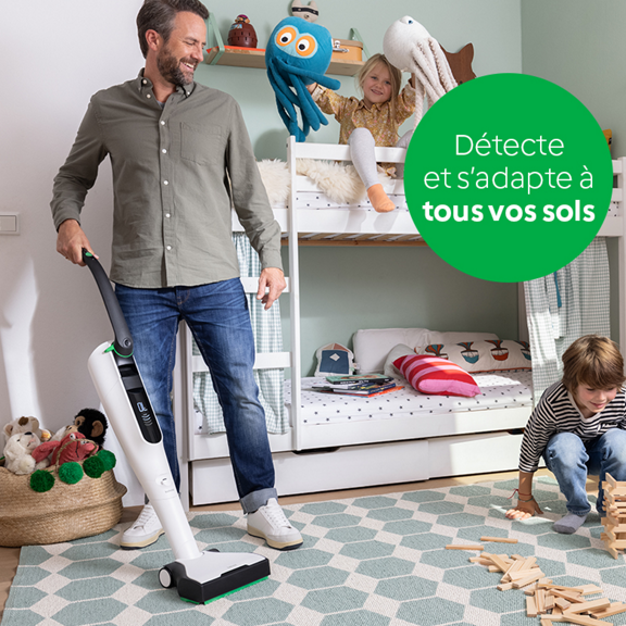 Homme passant l aspirateur sans fil Kobold VK7 deux enfants jouent dans le lit superposé texte sur la détection du sol