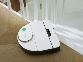 robot aspirateur sur un tapis