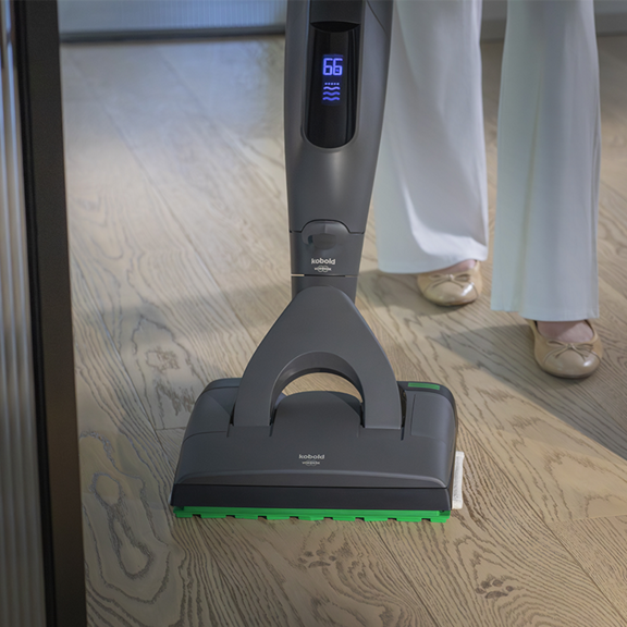 Personne nettoyant un sol en bois avec aspirateur laveur sans fil Kobold VK7 Special Edition Black avec brosse DuoSpeed SP7
