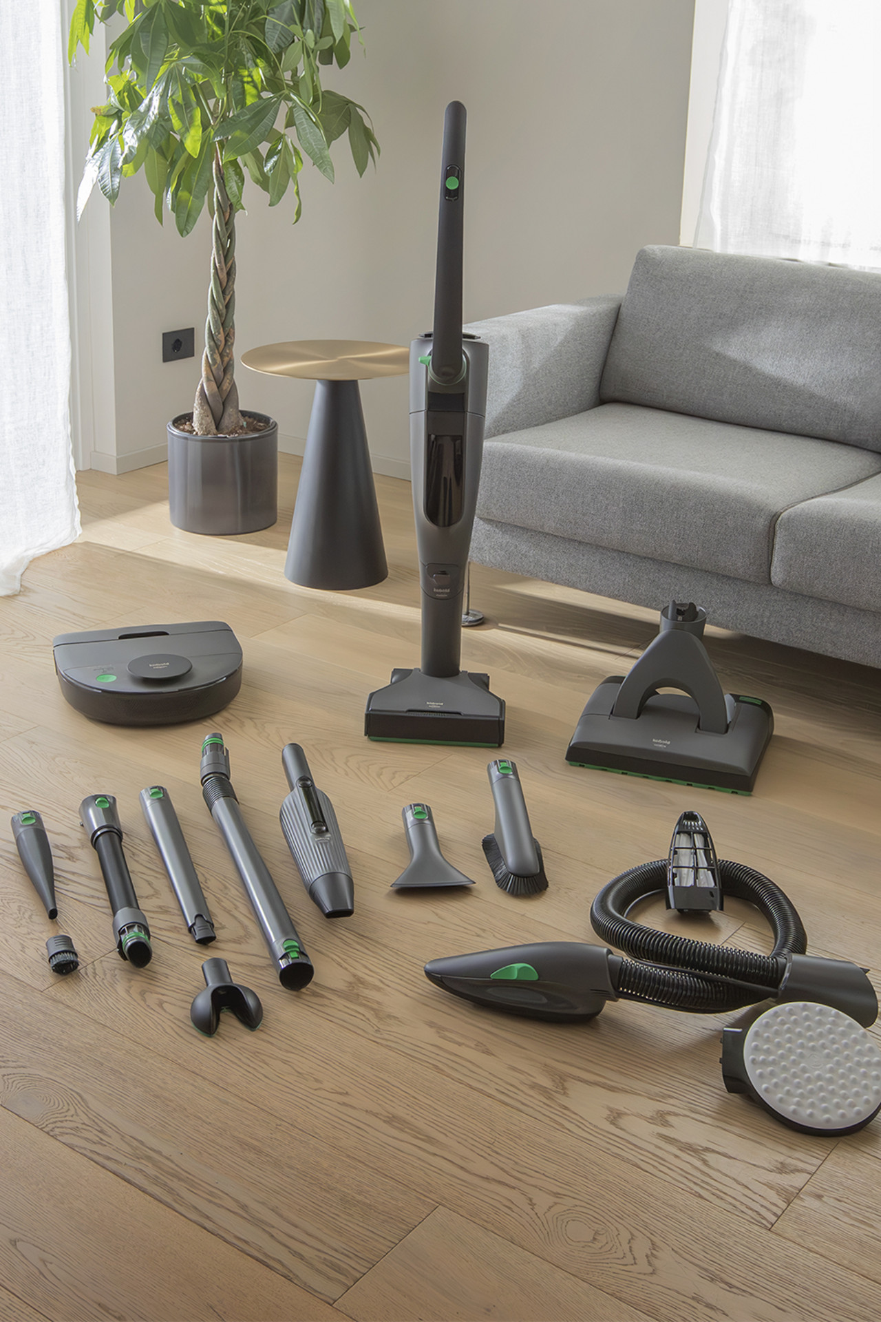 Aspirateur sans fil Kobold VK7 avec brosseur automatique EB7 Special Edition Black, VR7 et accessoires en salon.