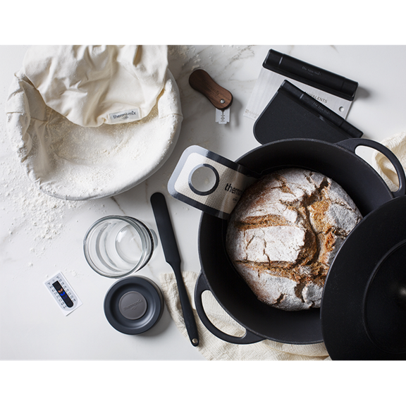Kit boulangerie avec banneton raclette lame bocal tapis de cuisson couteau et pain cuit en cocotte