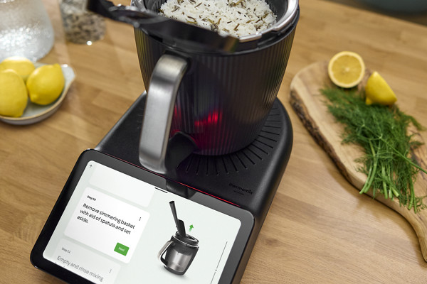 Thermomix TM7 contenant du riz dans son panier vapeur. L'écran montre une astuce pour utiliser le panier vapeur.