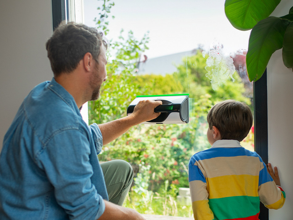 Le nettoyeur de vitre utilisé par une petite fille 