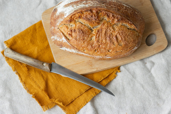 Une femme prend en photo son pain fait maison