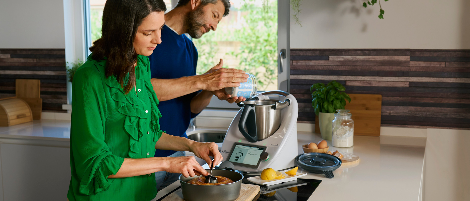 Un couple prépare des pâtisseries avec le robot pâtissier Thermomix