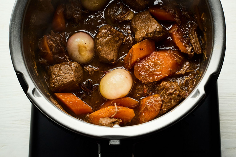 Photo vue d'en haut d'un bœuf bourguignon cuit au Thermomix. 