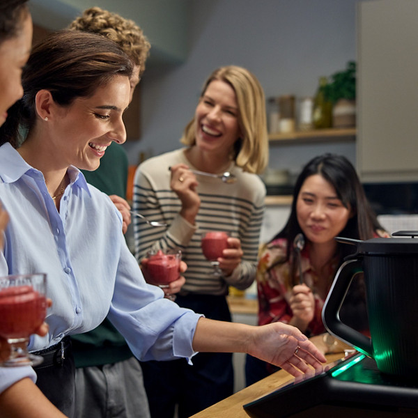 Trois femmes en train d'utiliser le Thermomix en atelier culinaire