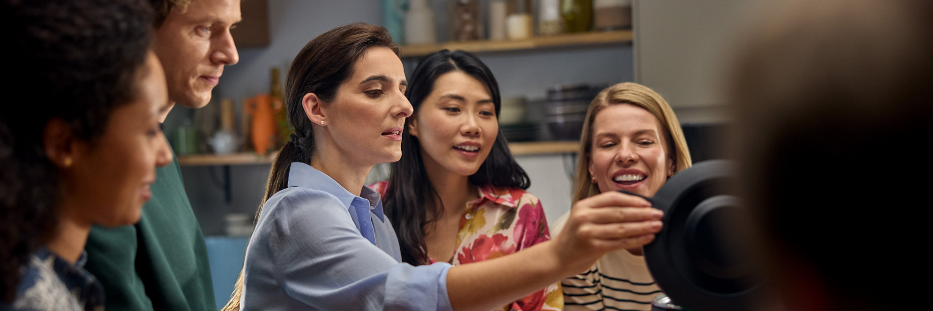 Des personnes réalisent un atelier culinaire pour découvrir le Thermomix