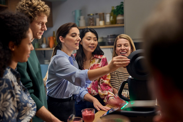 Des personnes découvrent le thermomix lors d'un atelier culinaire