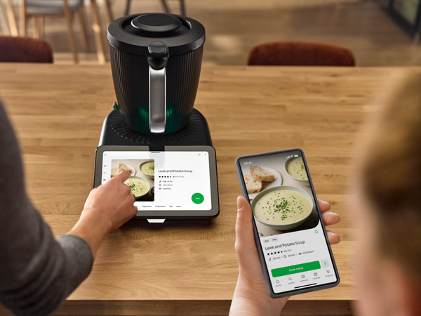 mains avec bol de soupe à la citrouille