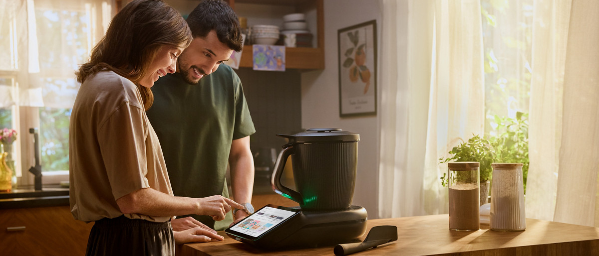 Un couple prépare un gâteau au robot pâtissier Thermomix