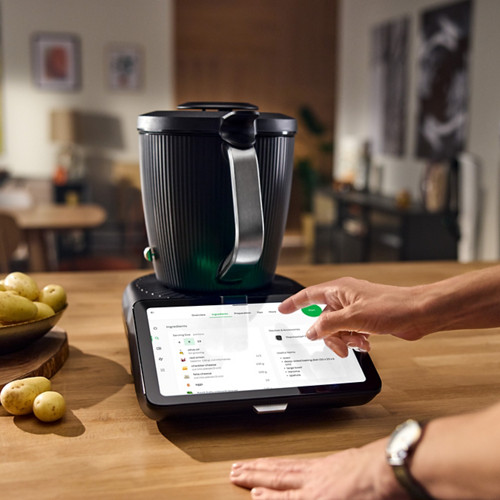 Une femme clique sur l'écran d'un Thermomix TM7