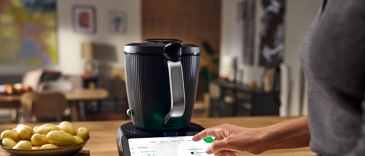 Une femme prépare une recette grâce à Cookidoo sur le Thermomix TM7