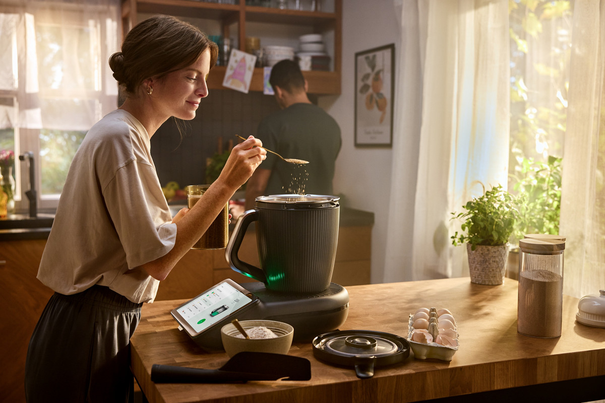 FR thermomix tm7 femme prepare gateau recette cookidoo