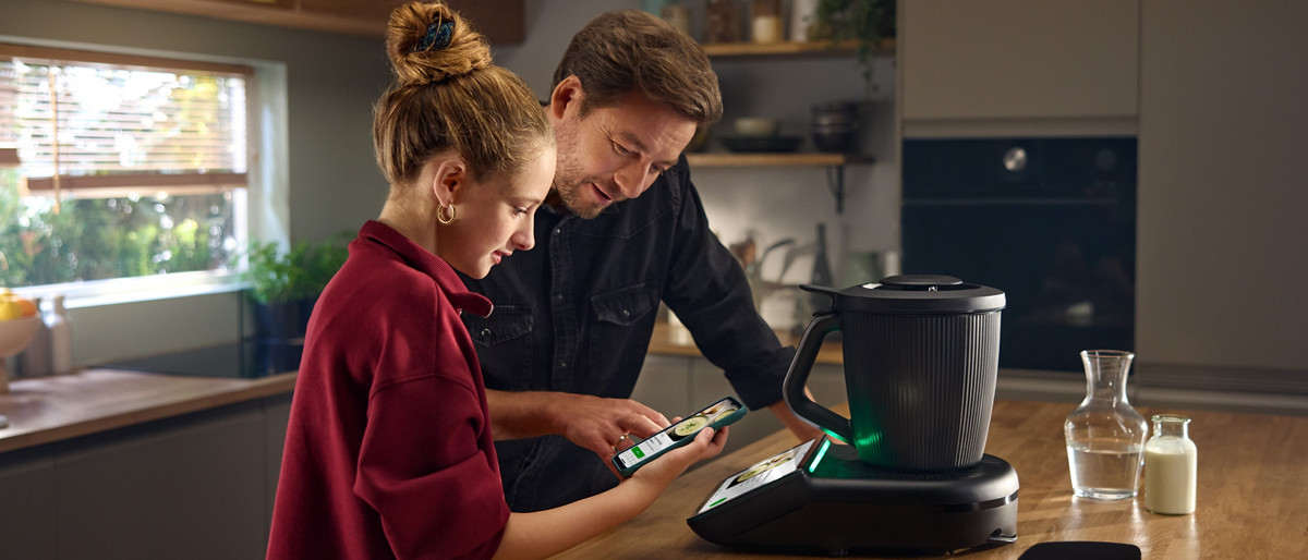 Un père et sa fille prépare une recette avec le robot ménager Thermomix