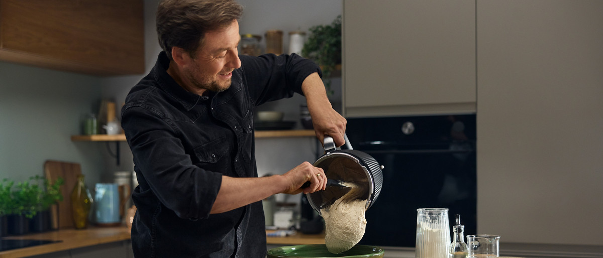 Un homme et sa fille font du pain au robot pâtissier Thermomix