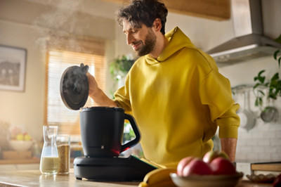 Un homme prépare une recette  au Thermomix TM7