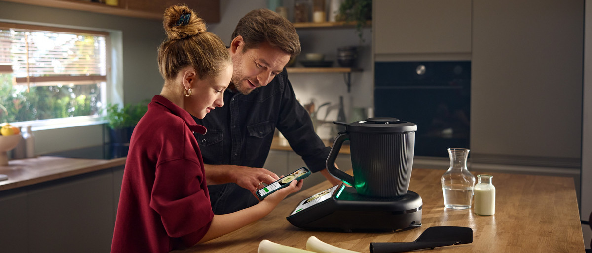 Un père et sa fille prépare une soupe avec le robot mixeur Thermomix