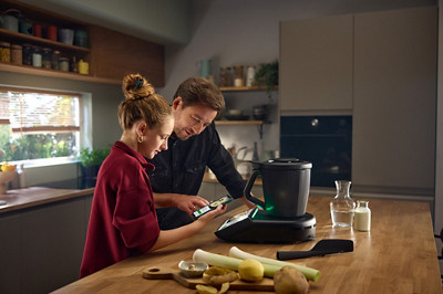 Un père et sa fille cherche une recette sur la plateforme de recette Thermomix Cookidoo