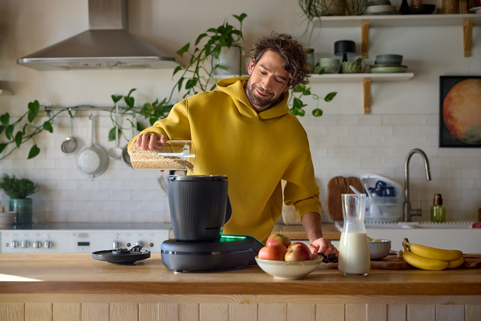 Un homme prépare une recette  au Thermomix TM7