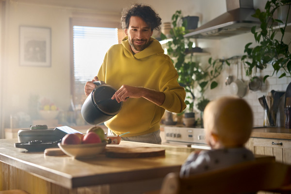 Un père prépare une recette au Thermomix devant son bébé