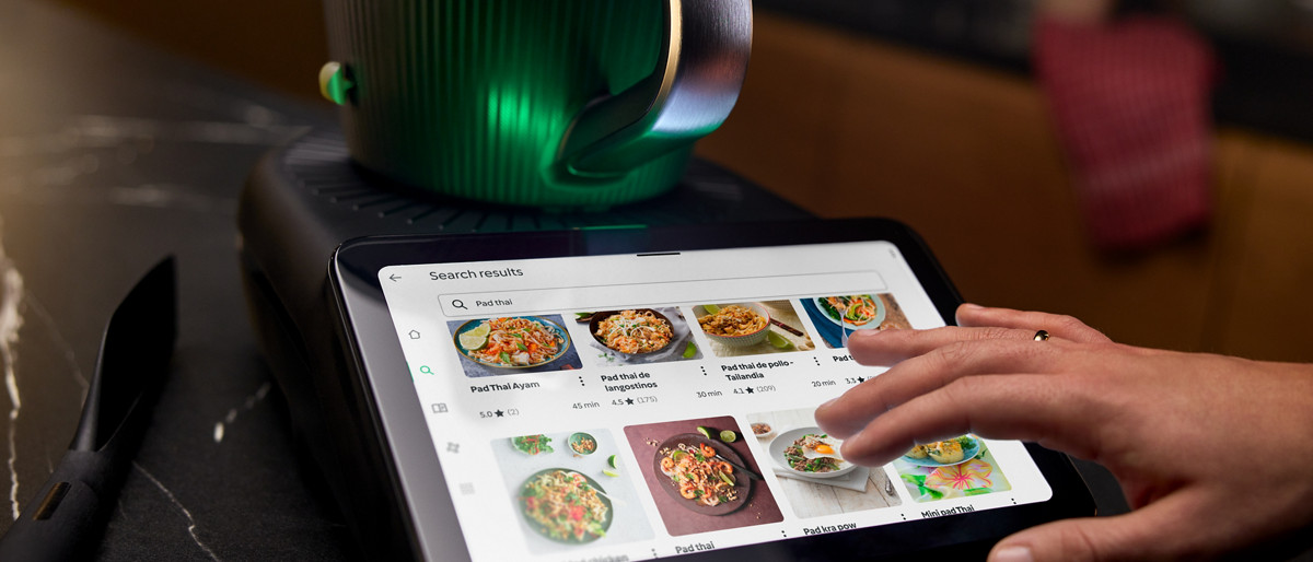 Un homme explore différentes recettes sur Cookidoo, sur le robot Thermomix TM7