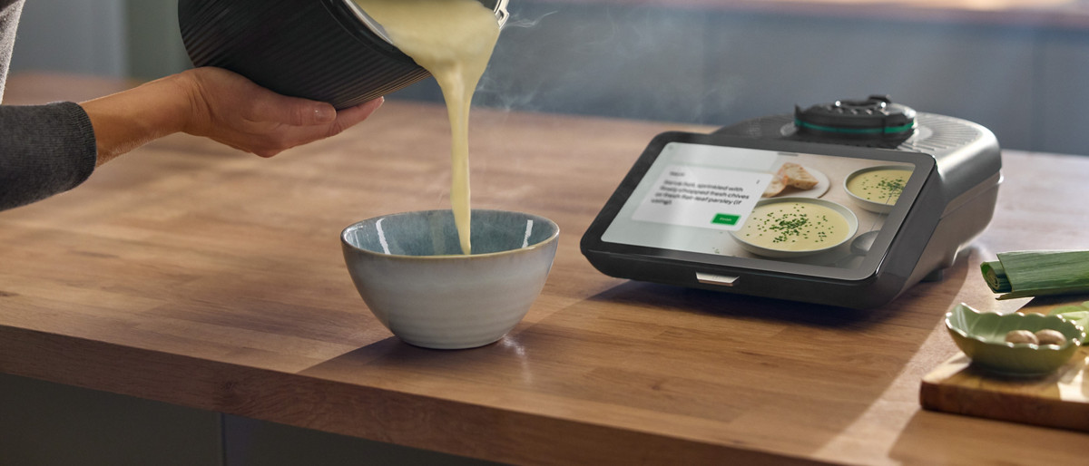 Femme qui cuit des yaourts au Varoma Thermomix®