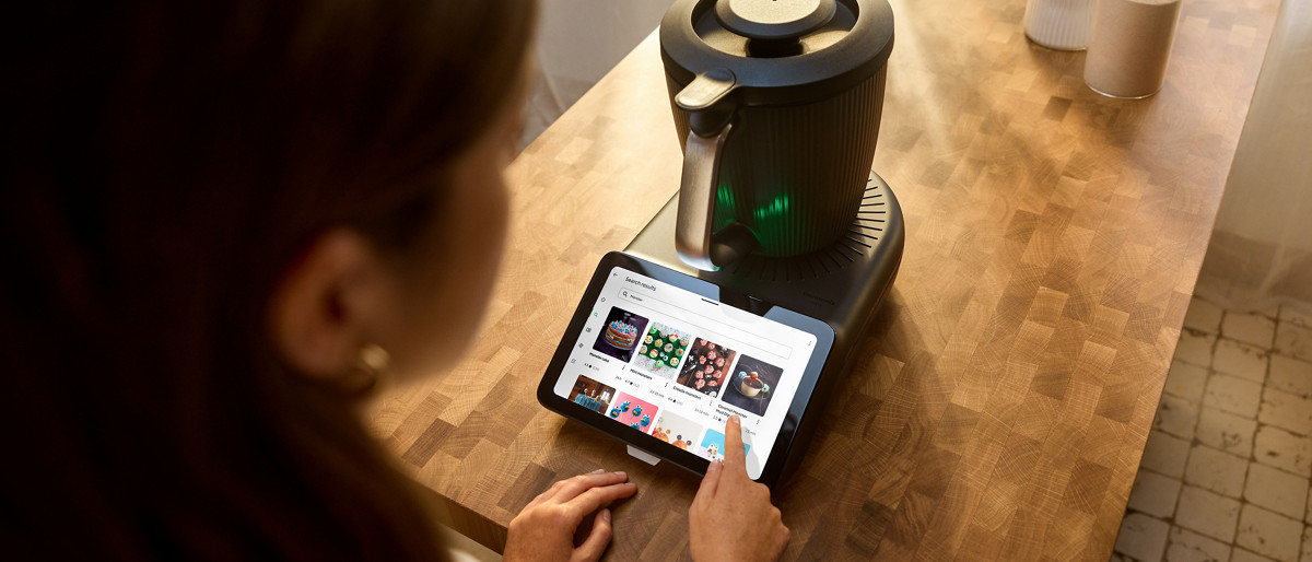 Femme qui cuit des yaourts au Varoma Thermomix®