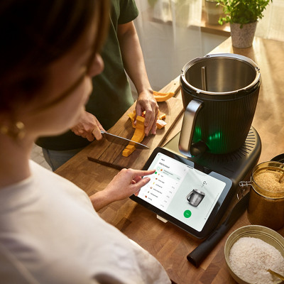Le Thermomix est au centre d'un plan de travail avec des ingrédients pour faire de la patisserie autour. 
