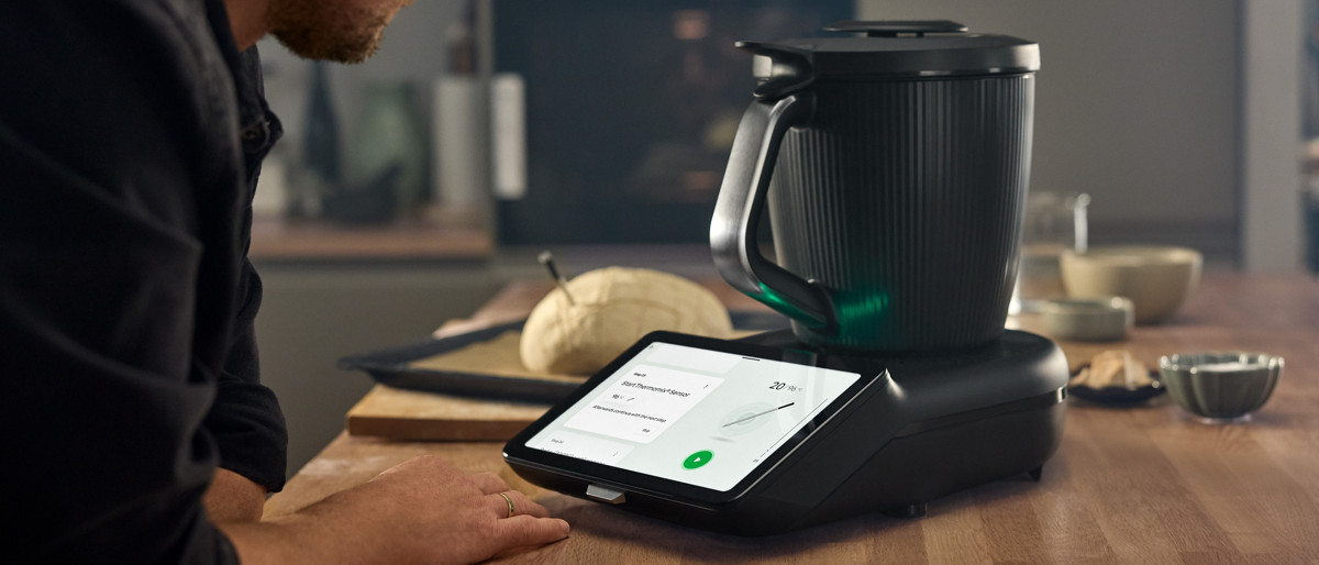 Un homme fait du pain au robot pâtissier Thermomix
