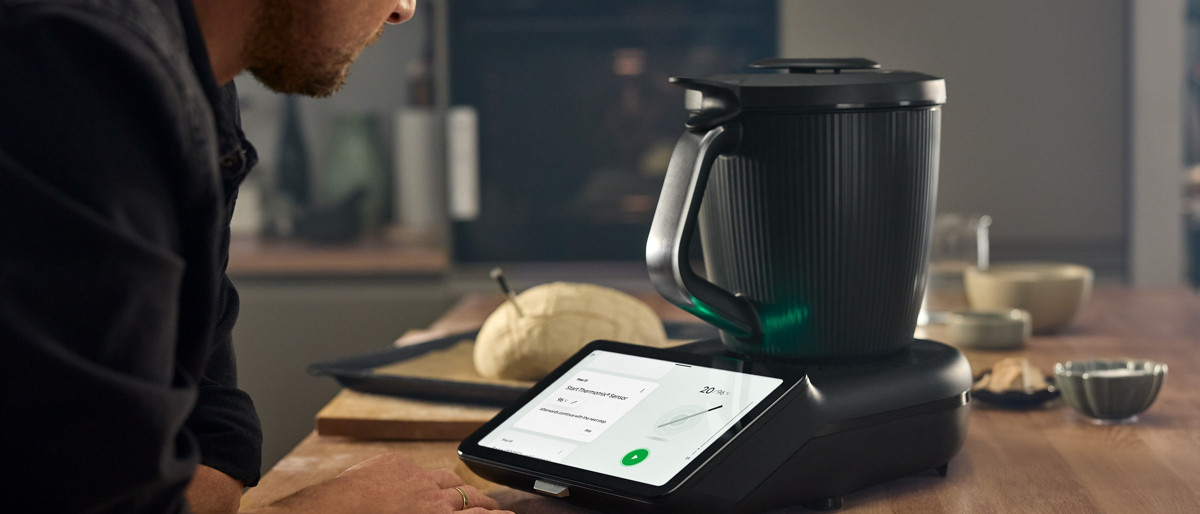 Un homme fait du pain au robot pâtissier Thermomix TM7