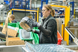 Femme qui vérifie un produit Thermomix