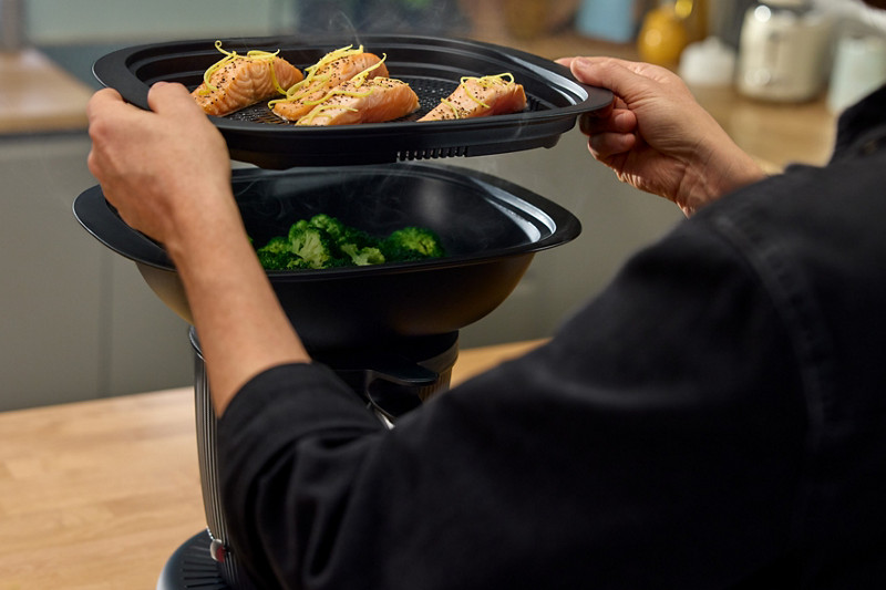 Du saumon et des brocolis cuisent dans le Varoma, plateau vapeur du Thermomix